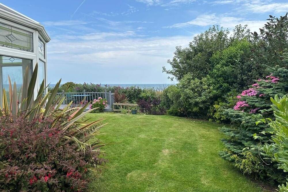 A stunning 3 bedroom property with sea views and direct access to the beach. in Great Yarmouth, The Broads