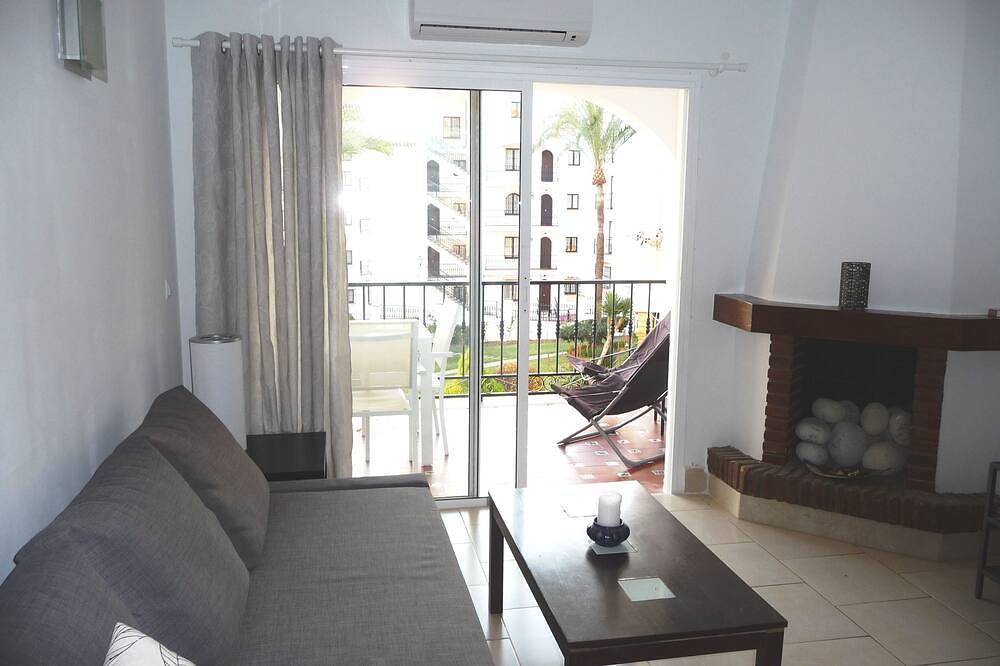 Apartamento entero, Apartamento frente a la playa en Riviera, hermoso jardín con piscina, cerca del golf in La Cala de Mijas, Mijas
