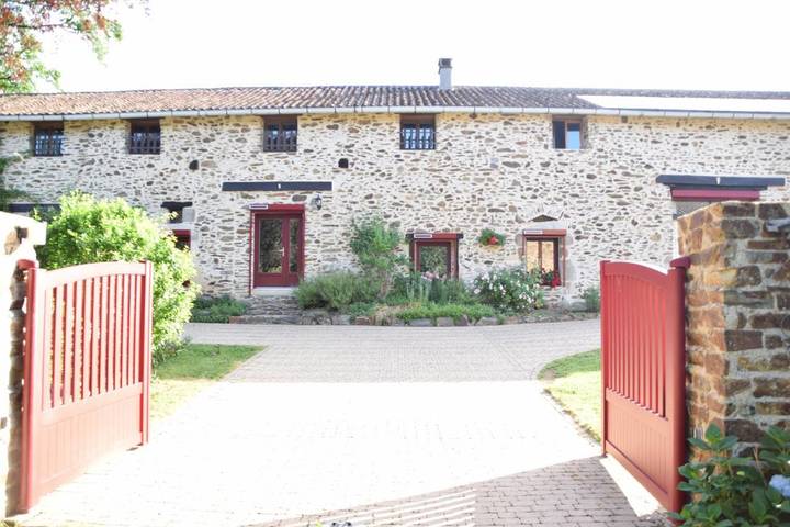 Gîte pour 4 personnes, avec Terrasse ainsi que Jardin et Piscine à Saint-Jory-de-Chalais