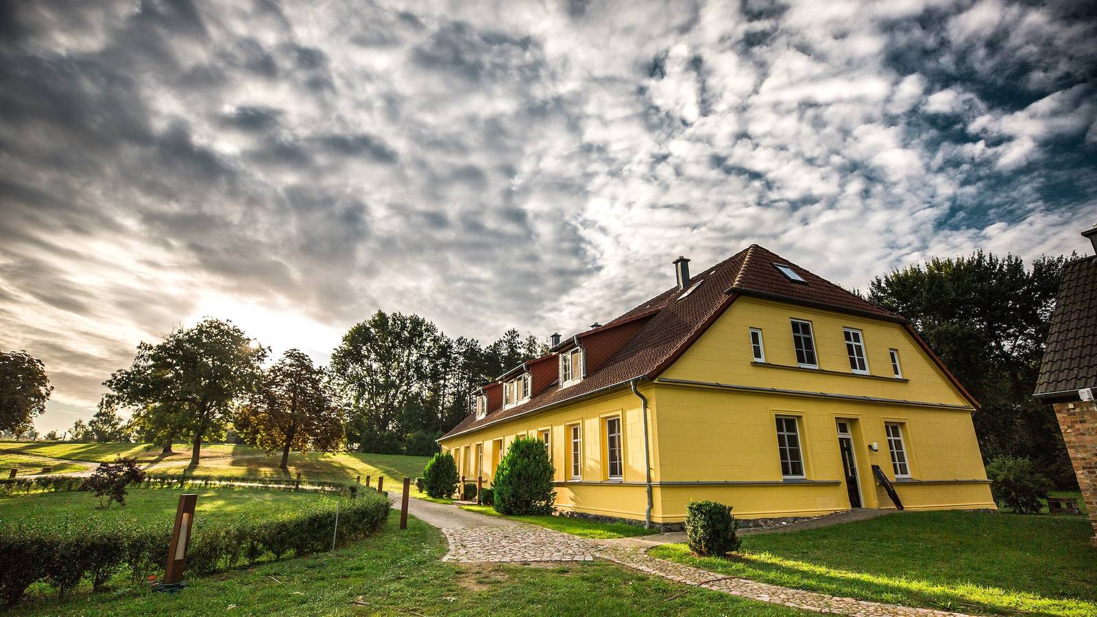 Ganze Wohnung, Ferienwohnung 'Gut Rattelvitz - Parterre Ost' mit Meerblick, privater Terrasse und Wlan in Gingst, Rügen