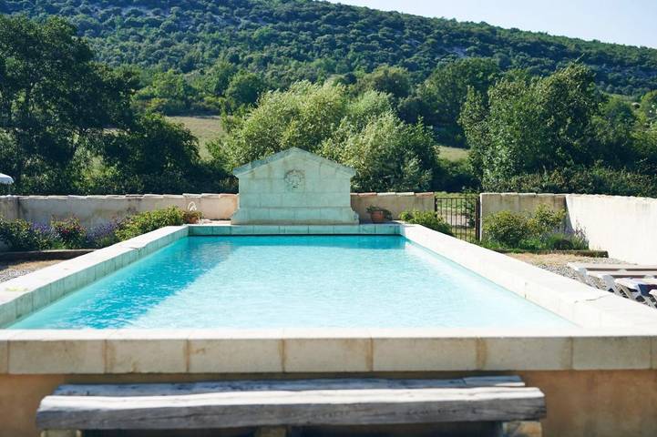 Location de vacances pour 5 personnes, avec terrasse ainsi que piscine et jardin à Simiane-la-Rotonde - 2