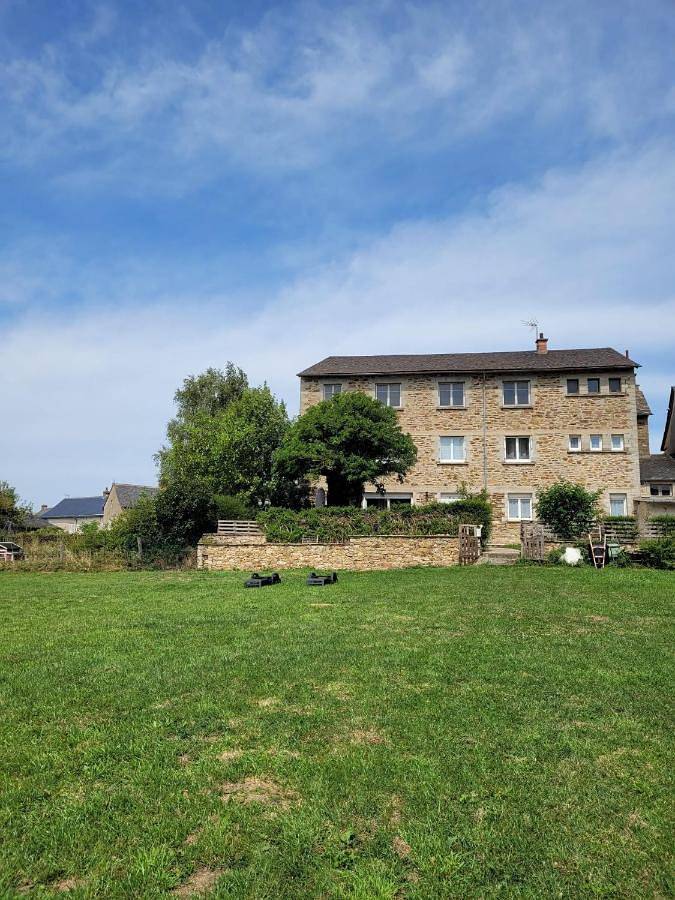 Location de vacances pour 3 personnes, avec Terrasse ainsi que Jacuzzi et Jardin à Auriac-Lagast