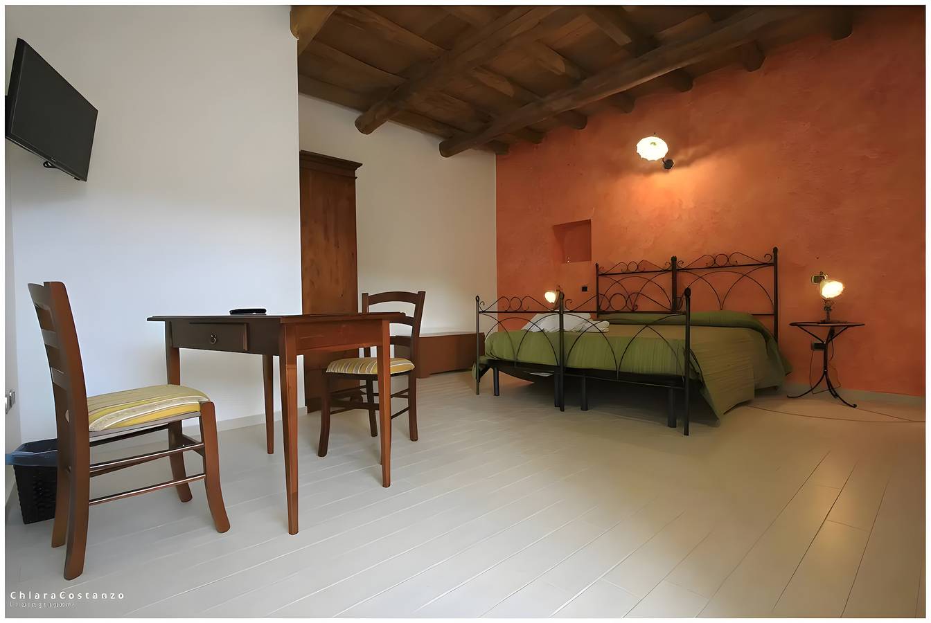 Antico Casale Gioiosa Marea Chambre 'Gioiosa Guardia' avec Vue sur la Montagne, Wi-Fi et Climatisation in Gioiosa Marea, Province de Messina