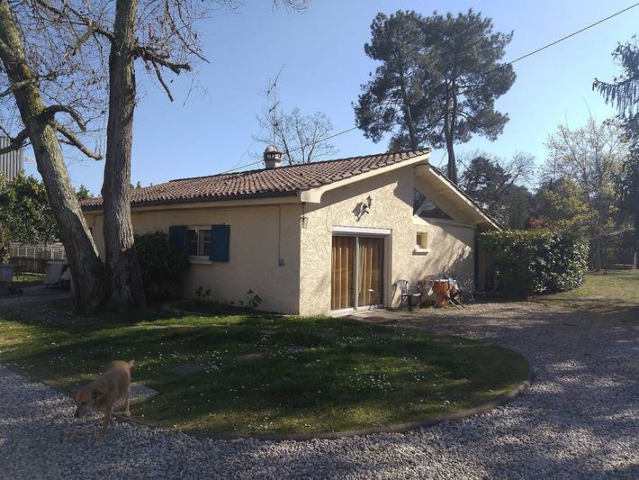 Gîte pour 12 personnes, avec terrasse ainsi que jardin et piscine
