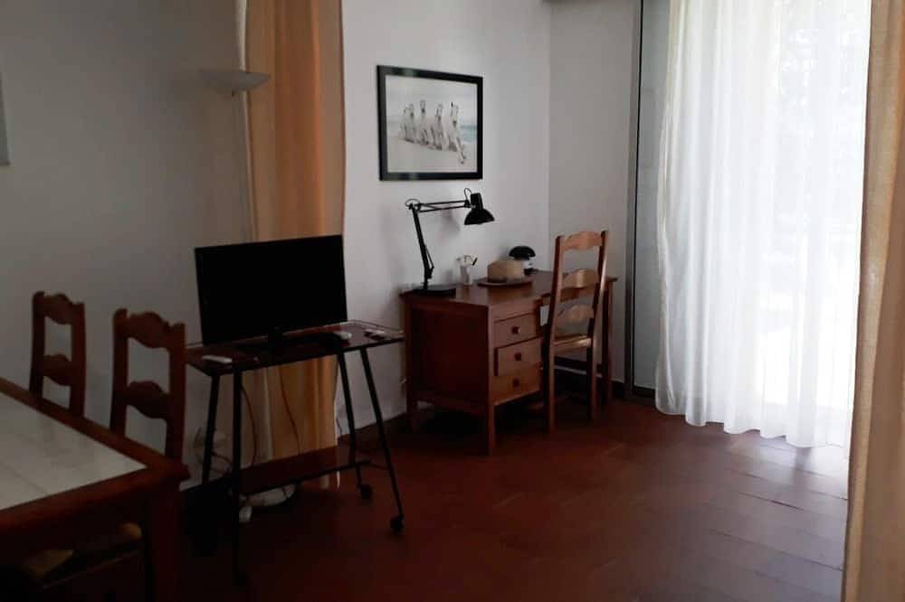 Apartamento entero, Estudio amueblado con aire acondicionado en Lido de la Marana a 100 m del mar. in Borgo, Región de Bastia