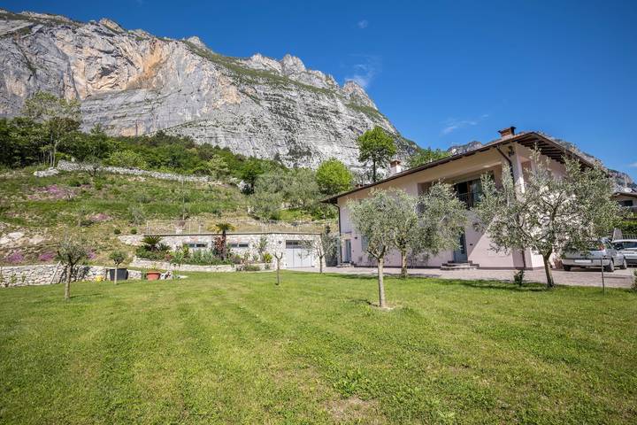 Estúdio inteiro, Estúdio 'Monte Brento Gaggiolo 1' com vista montanha e jardim privado in Dro (Itália), Pré-Alpes de Garda