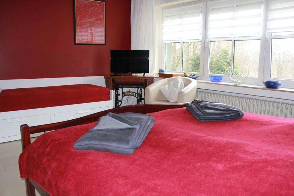 Entire apartment, Vacation apartment for 11 people with terrace in Rösrath, Rheinisch-Bergischer Kreis