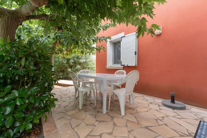 Ferienhaus 'Villa Avec Piscine Partagée' mit Gemeinschaftspool, WLAN und Klimaanlage in Cap d'Agde, Agde