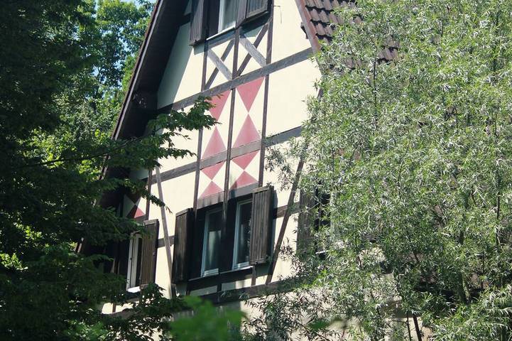 Living in the manor: historic \"Henry the Lion\" vacation apartment in Bochum, Ruhr