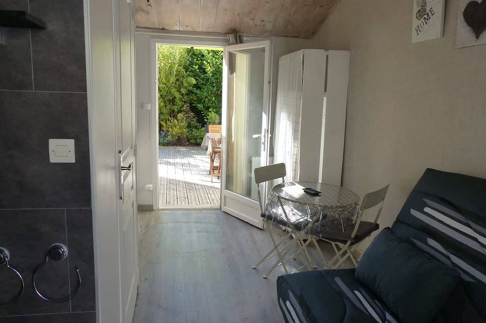 Apartamento entero, Estudio Arvert con terraza y jardín a 12,7 km de la costa salvaje. in Arvert, Côte de Beauté