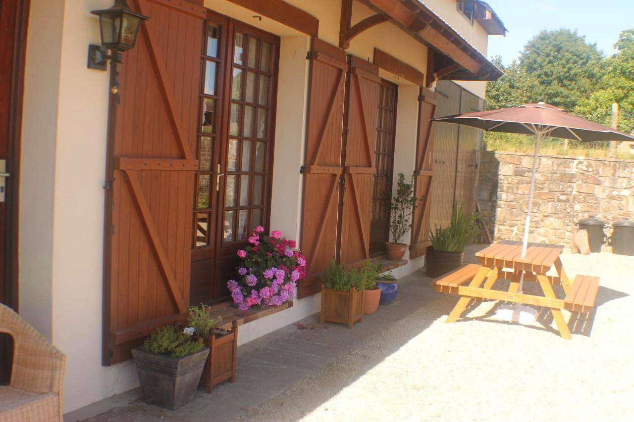 Walnut House in Saint-Germain-de-Tallevende-la-Lande-Vaumont, Région de Vire