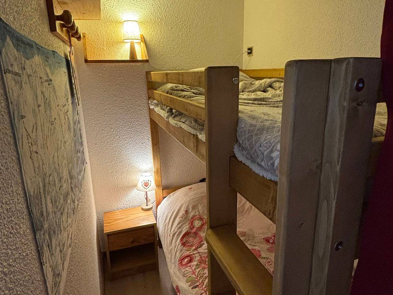 Entire studio, Cozy 4-person apartment with balcony in Val Cenis in Lanslevillard, Saint-Jean-de-Maurienne region