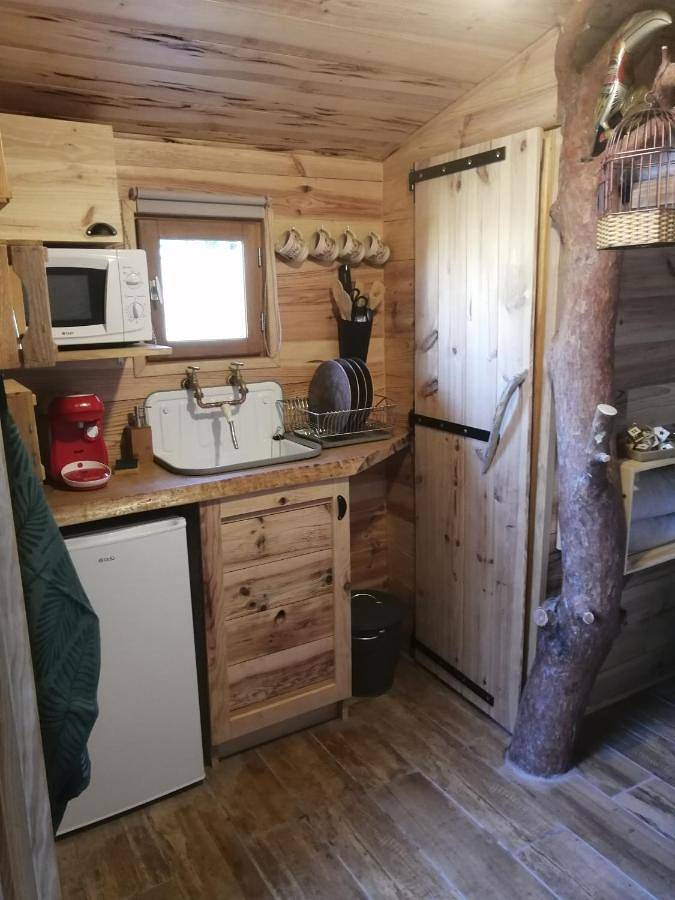 Chalet pour 4 personnes, avec Jacuzzi et Terrasse ainsi que Jardin et Piscine