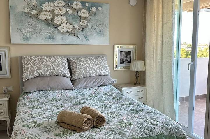 Detached 4 bedroom luxury villa with pool sleeping 8 in Pilar de la Horadada, Costa Blanca