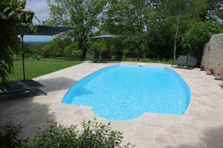 Location de vacances pour 2 personnes, avec jardin ainsi que vue et piscine à Villefranche-de-Rouergue