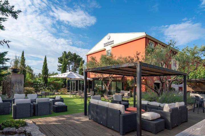 Hôtel pour 2 personnes, avec Terrasse ainsi que Jardin et Piscine