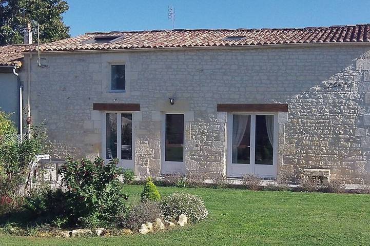 Gîte pour 6 personnes, avec terrasse ainsi que piscine et jardin à Luchat