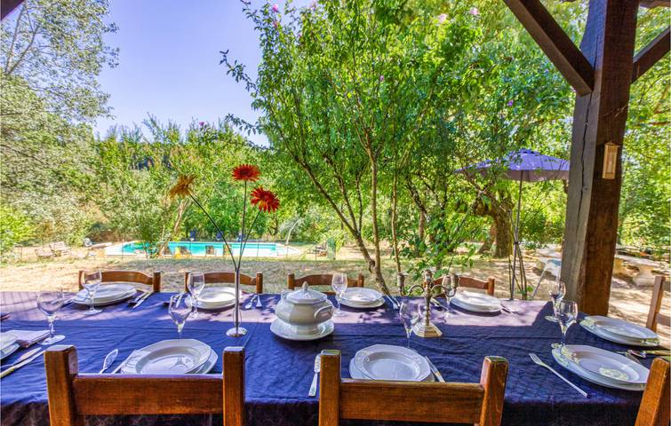 Montricoux Retreat: Apartment with Pool, Garden & Parking! in Montricoux, Tarn-et-Garonne