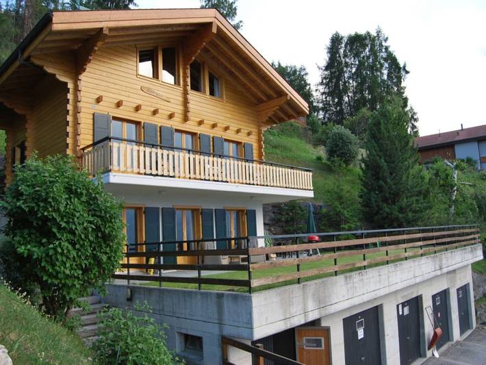 Ferienhaus für 10 Personen, mit Terrasse und Pool sowie Garten im Wallis
