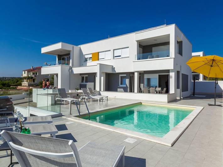 Ferienhaus für 24 Personen, mit Garten und Pool in Novalja