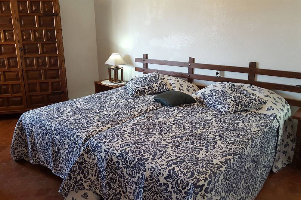 Entire apartment, Flat 6 ° floor without opposite on inner patio, near sea in Port Fuengirola, Fuengirola