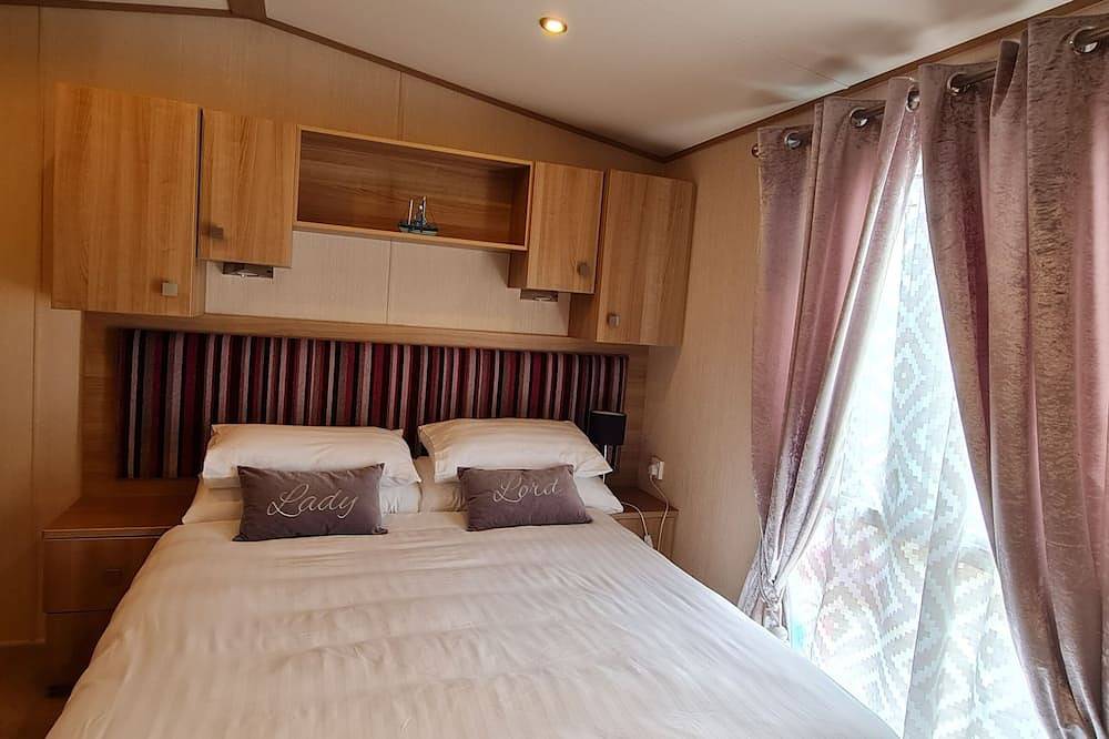 Picturesque Lakeside 6 Berth Caravan with a private fishing peg in Tattershall, Lincolnshire