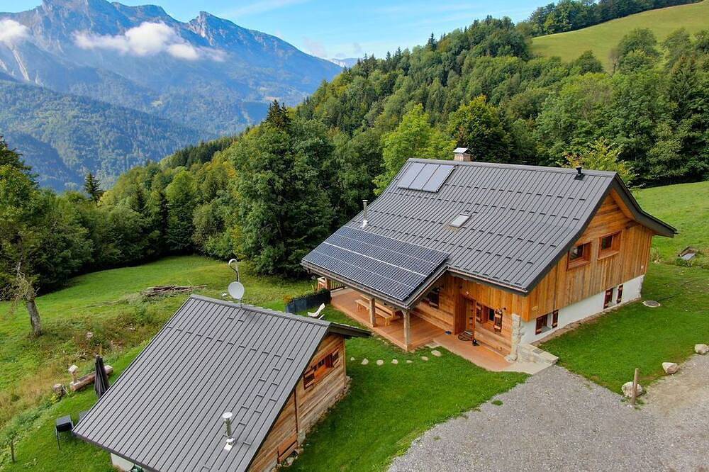 Ecological alpine chalet 4* (sleeps 10 to 14) in Serraval, Región de Annecy