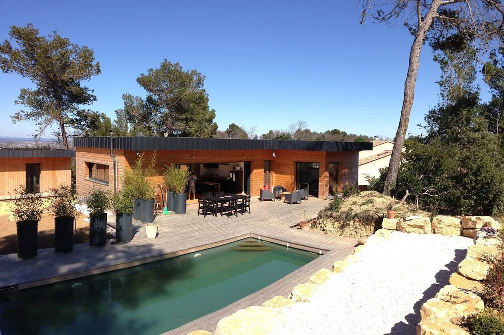 Maison contemporaine en bois avec piscine chauffée sur grand terrain au calme. in Carsan, Région de Nîmes