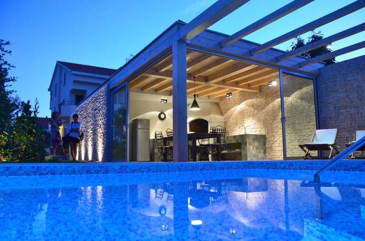 Apartament wakacyjny dla 2 osób, z widok i basen oraz ogród w Sukosan