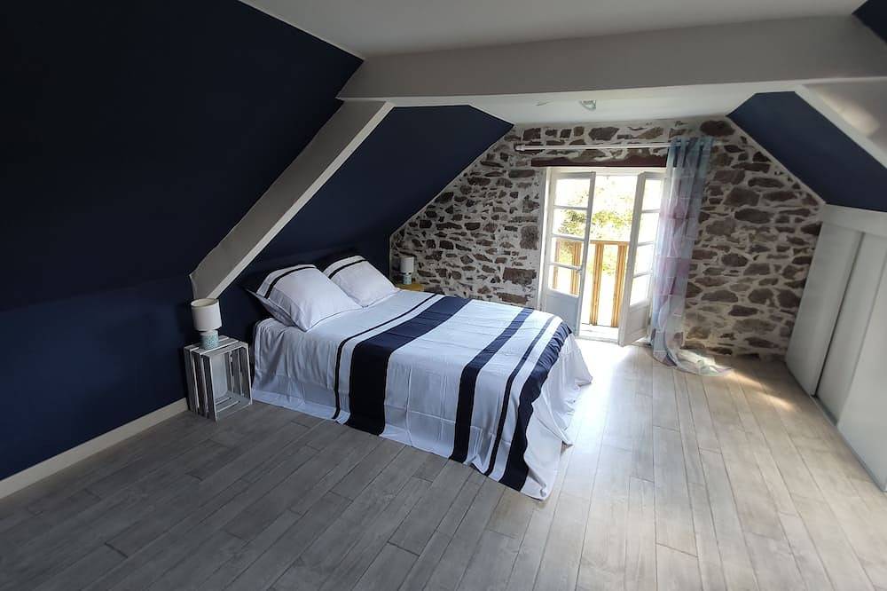 Pretty Breton house close to the beach, 300 m from the Gr34. in Pordic, Côte de Goëlo