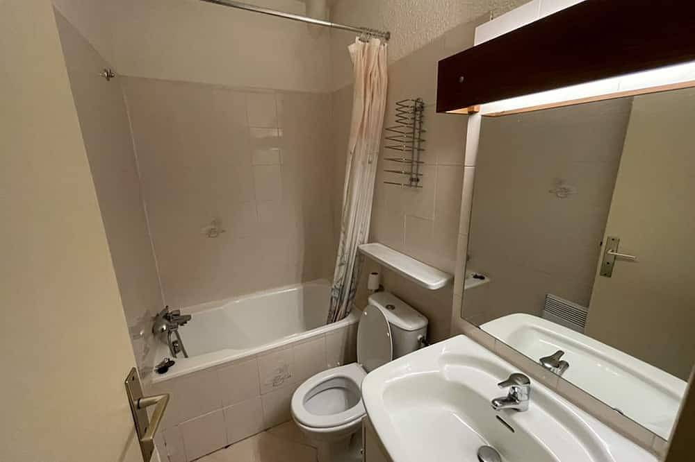 Entire apartment, Cozy T2 with Pool, Near Slopes, Parking & Pet-Friendly in Le Lioran, Laveissière
