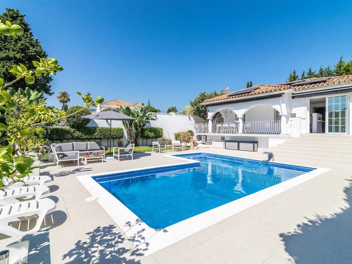 ✰ Modern Villa With Pool & BBQ Next To Playa Padre in Las Chapas, Marbella