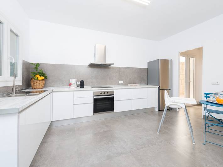 Appartement de vacances entier, Maison de ville en bord de mer avec jardin in S'illot Cala Morlanda, Manacor