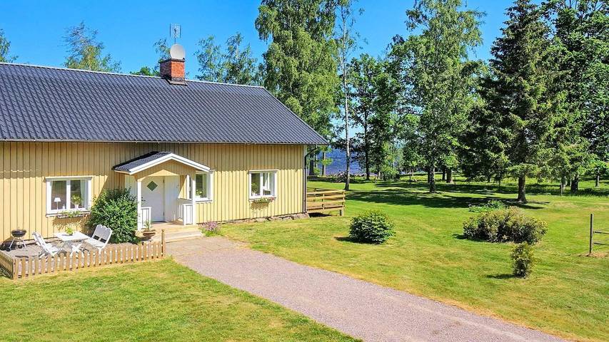 Ferienhaus für 14 Personen, mit Terrasse und Garten sowie Whirlpool in Gullspang