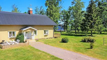 Ferienhaus für 14 Personen, mit Terrasse und Garten sowie Whirlpool in Gullspang