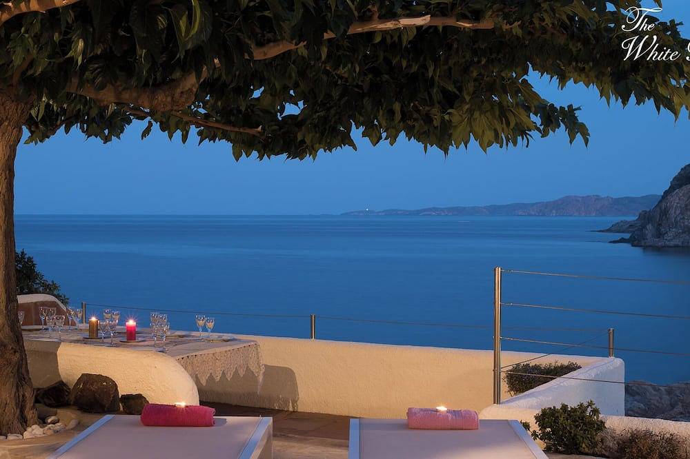 White Rock Villa with breathtaking views and pool in Colera, Alt Empordà