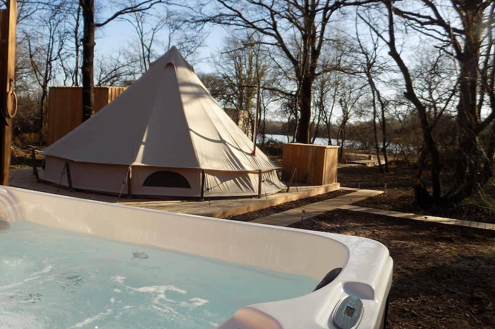 Luxury tent with private spa Copa cabanes 1 pond view in Le Vigeant, Vienne