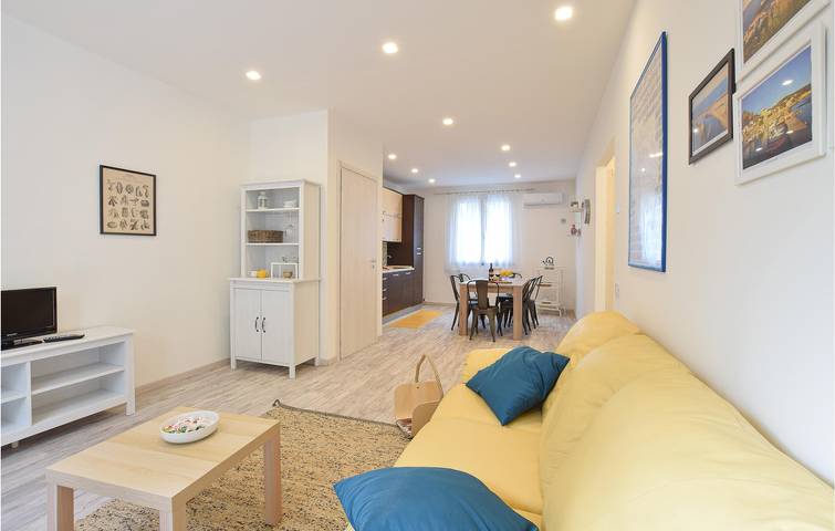 Acogedor 2BR Apt: WiFi, AC, Parking - 700m to Town in Rosignano Marittimo, Costa Etrusca