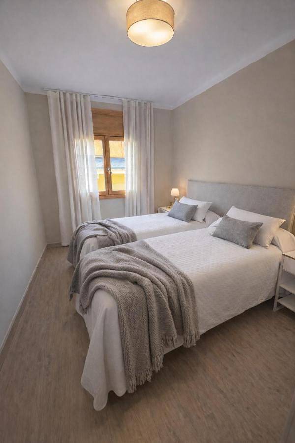 Apartamento entero, Exclusiu apartament al centre, piscina, 3 hab, 2,5 banys, 6pax by Cal Querol in Llivia, Parque Natural Regional de los Pirineos Catalanes