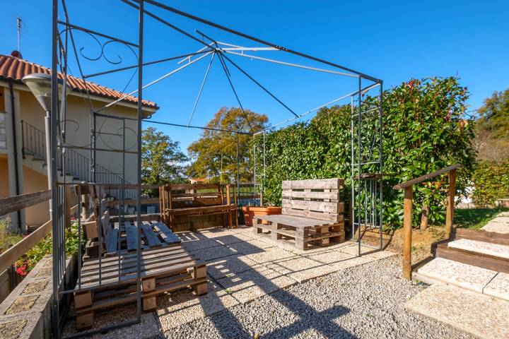 Agriturismo per 4 persone, con giardino e balcone a Semproniano