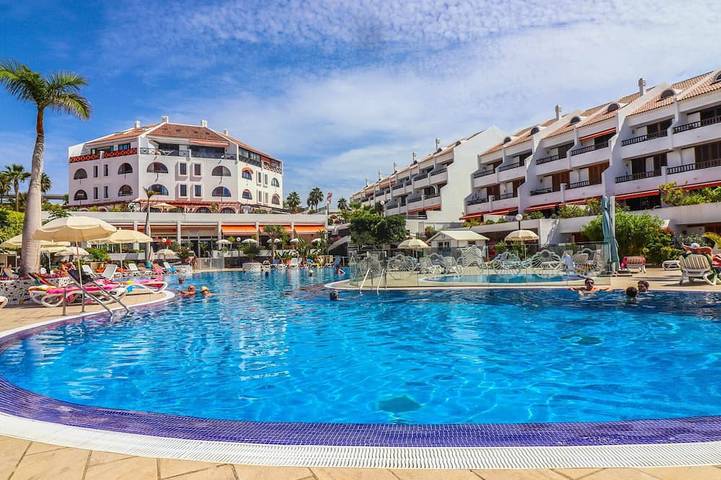 Cheap villa for 4 people, with Garden and Pool in Playa de las Américas