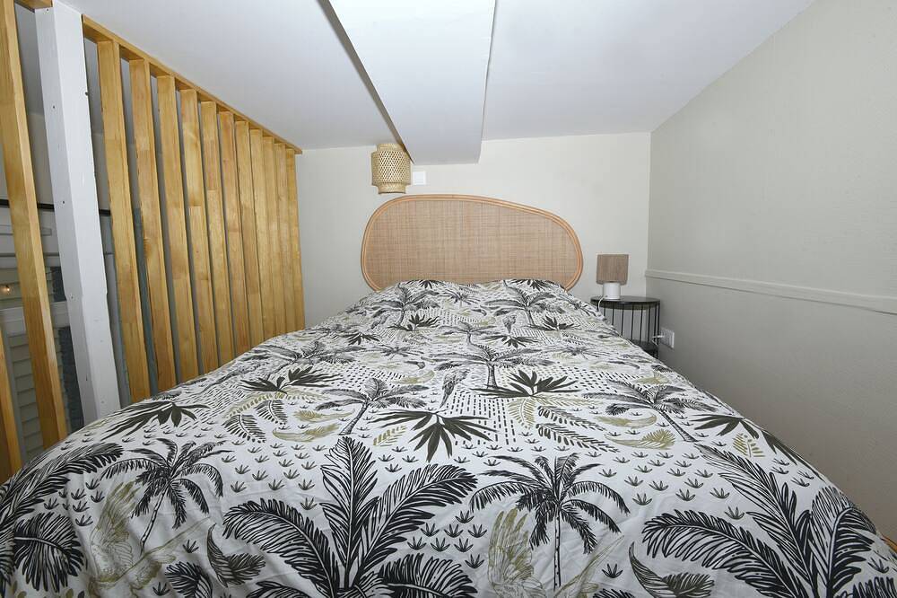Entire apartment, Renovated ground-floor apartment with outdoor spa. Sleeps 4. in Saint-Omer, Saint-Omer region