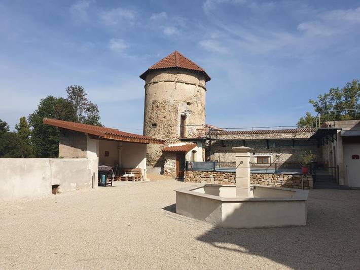 Maison d’hôte pour 4 personnes, avec Balcon et Terrasse ainsi que Jardin et Piscine