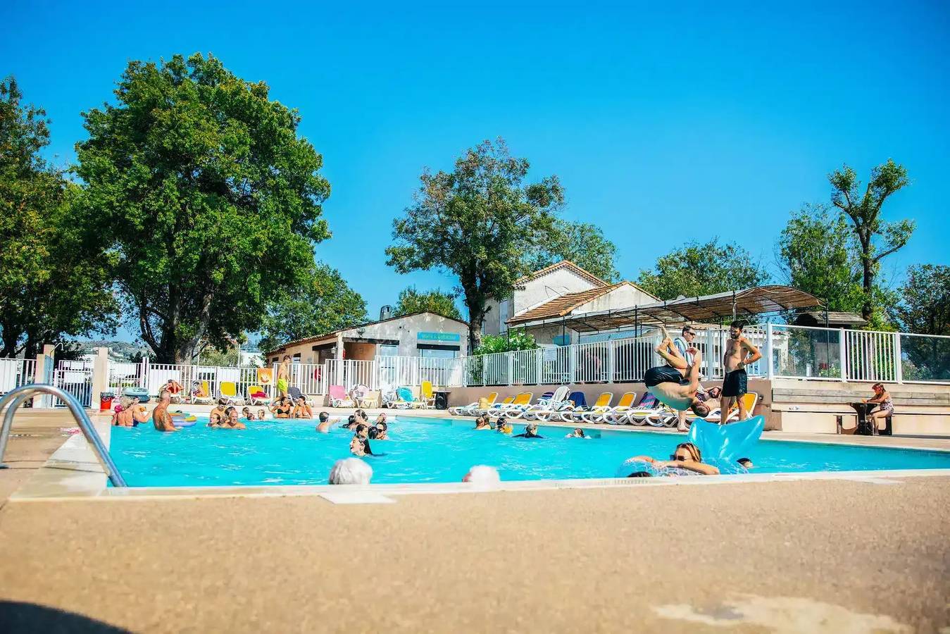 Mobil-Home 3 Zimmer 5 Personen (4 Erwachsene und 1 Kind -16 Jahre) Klimaanlage + Tv in La Bocca, Cannes