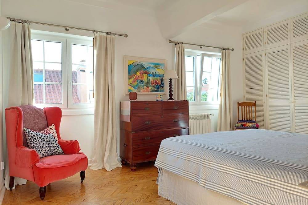 Traditional Villa  with pool and garden 15 minutes walk to sea front & beaches. in Cascais e Estoril, Costa de Lisboa
