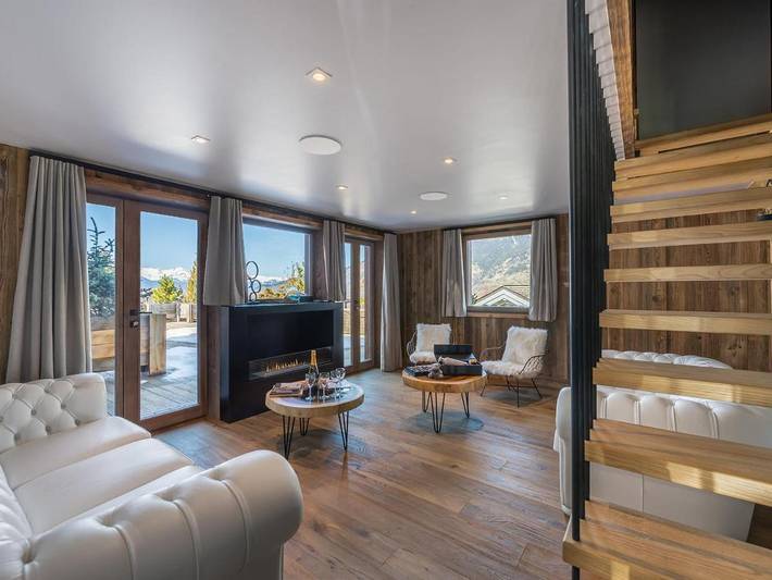 Chalet pour 8 personnes, avec piscine ainsi que jardin et vue