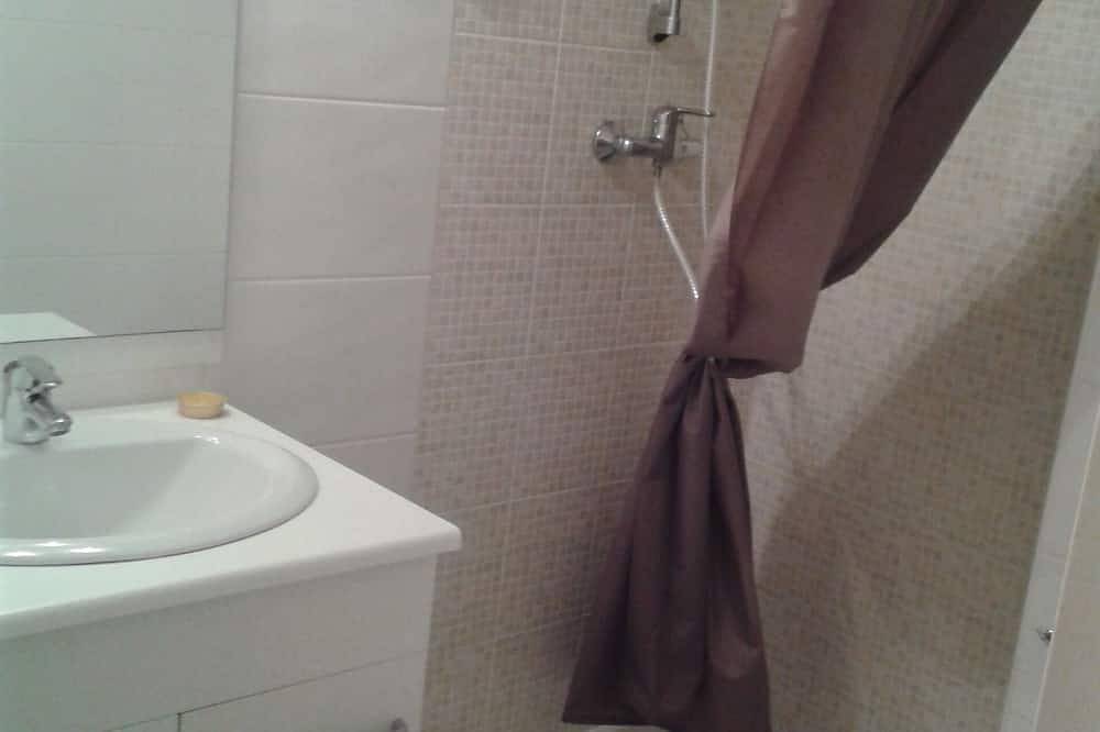 Geheel appartement, Leuke studio, rustig, op 2 minuten van de jachthaven van St Florent. in Saint-Florent, Calvi en omgeving