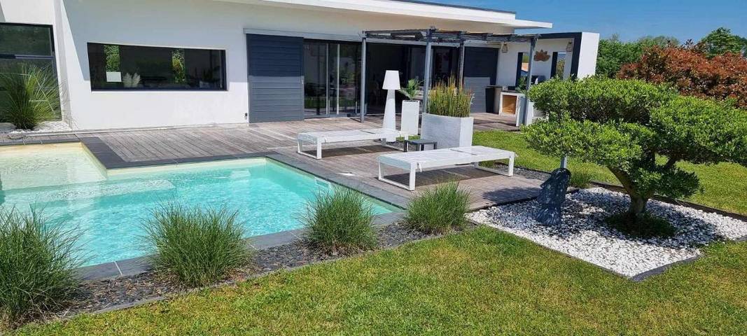 Villa pour 6 personnes, avec piscine ainsi que jardin et terrasse