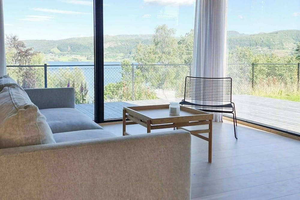Ferienhaus am Fjord mit Dachterrasse auf Randøy in Hjelmeland