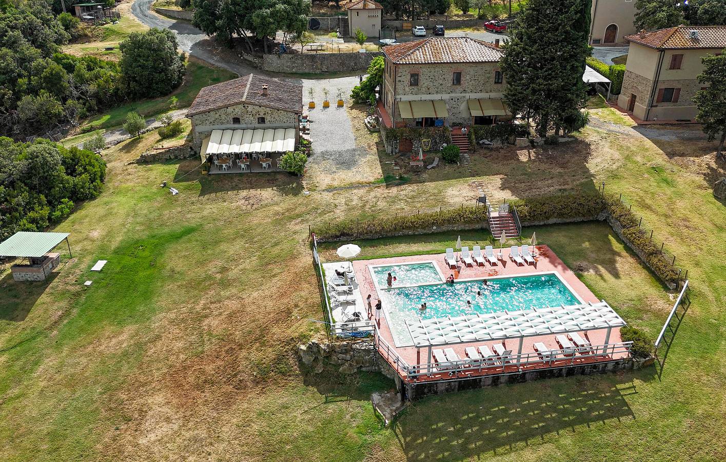 Appartamento intero, Appartamento a bordo piscina con parcheggio e cucina in Pomarance, Riserva Naturale di Monterufoli